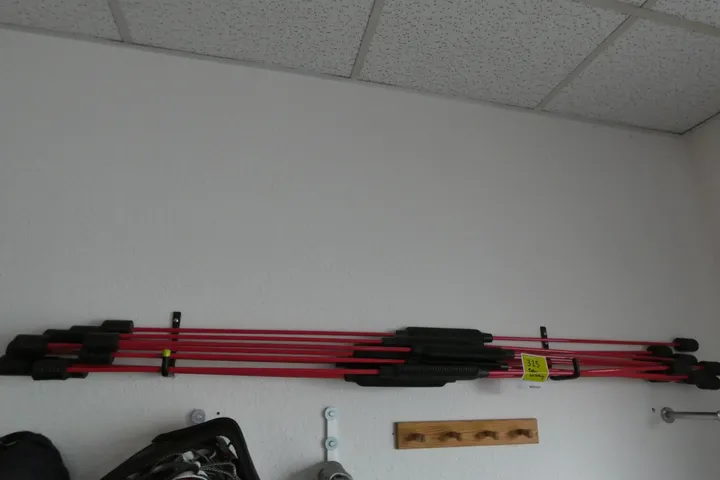 Konvolut Swingstick / Flexi-Bar, rot/schwarz, mit Halterung